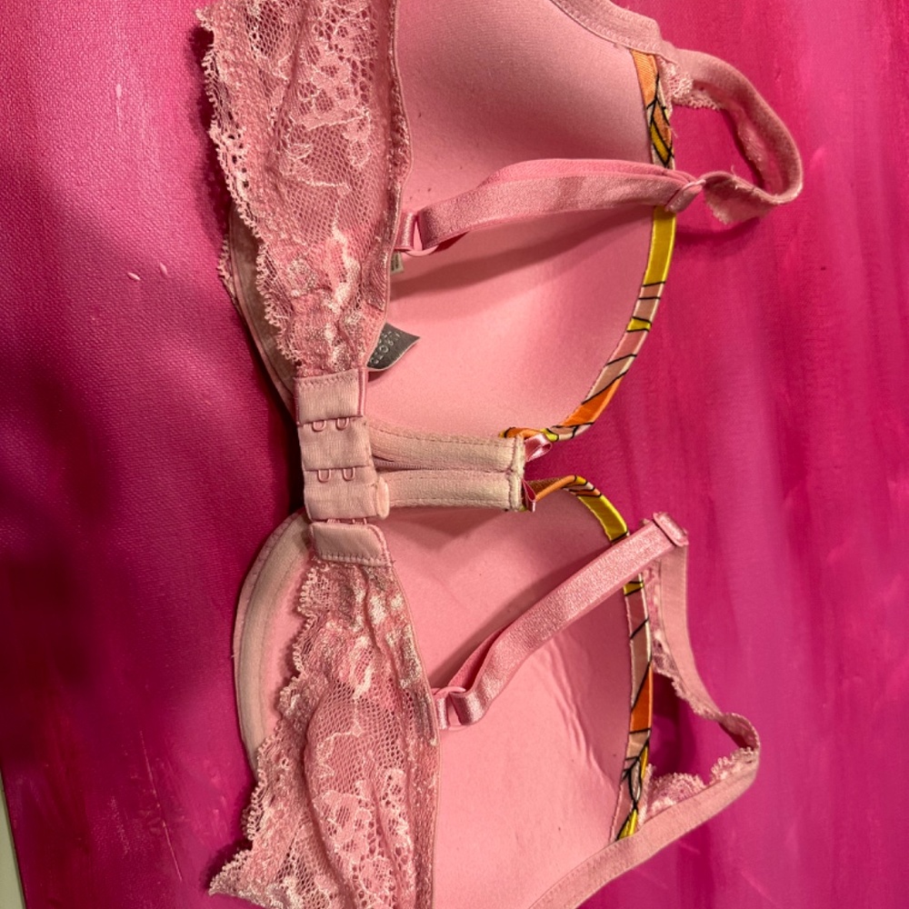 Patterned Victoria’s Secret Bra with lace - Picture 4 of 6